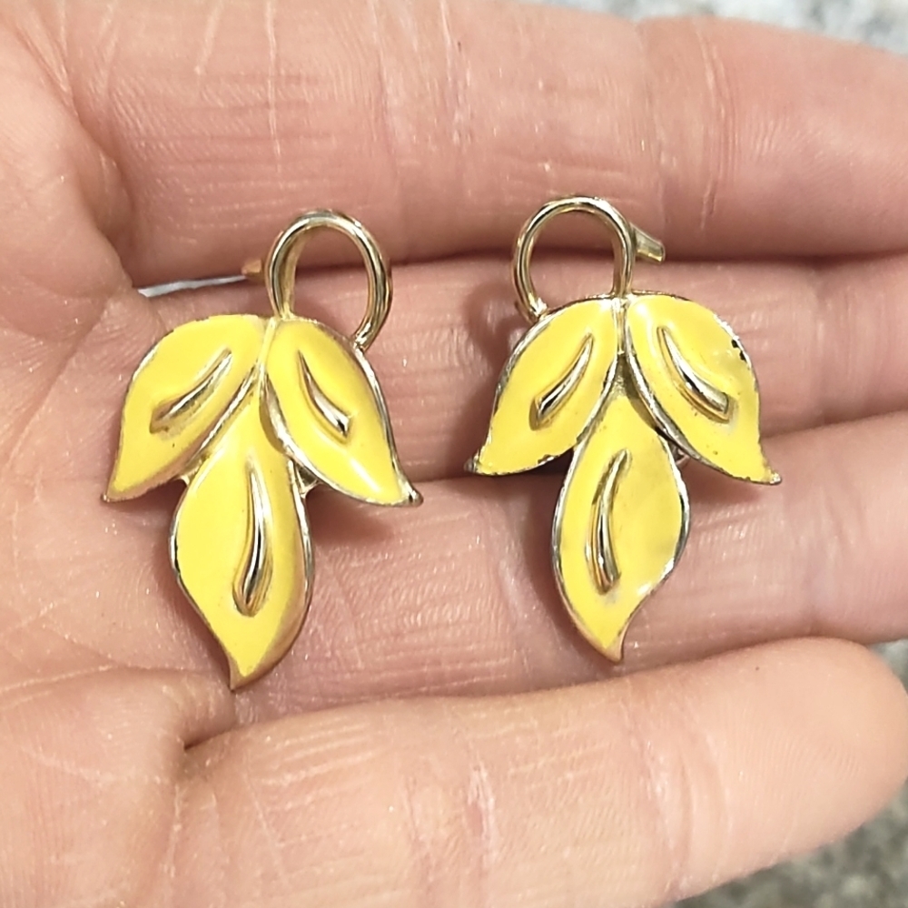 CORO VINTAGE GOLD-TONE YELLOW THREE-LEAF DROP CLIP-ON 1.3" EARRINGS
